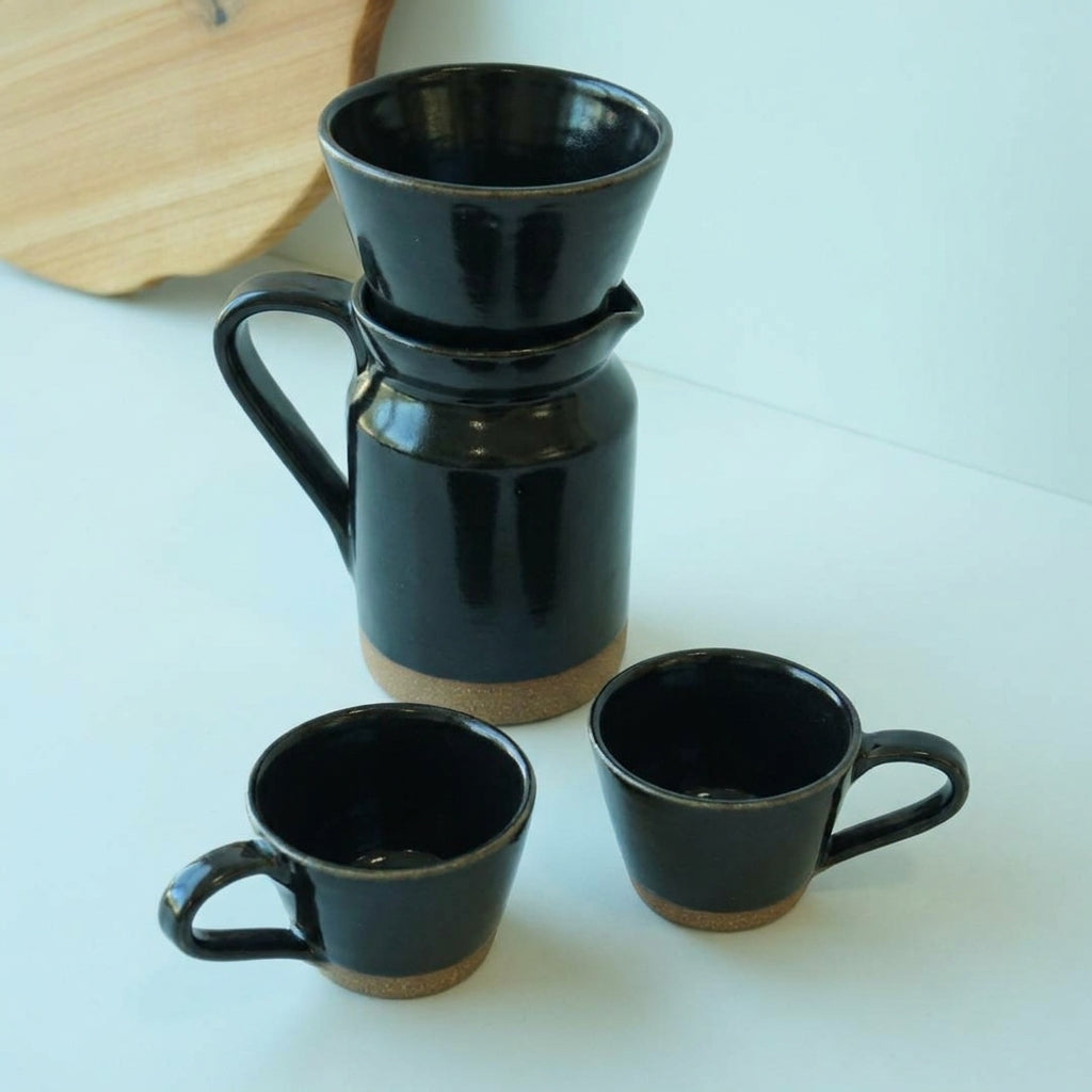 Conjunto Nosso Café - Jarra e Porta Filtro + 2 Xícaras em cerâmica artesanal — argila Cappuccino, esmalte Preto Ébano