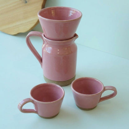 Conjunto Nosso Café - Jarra e Porta Filtro + 2 Xícaras em cerâmica artesanal — argila Cappuccino, esmalte Rosa Barbie