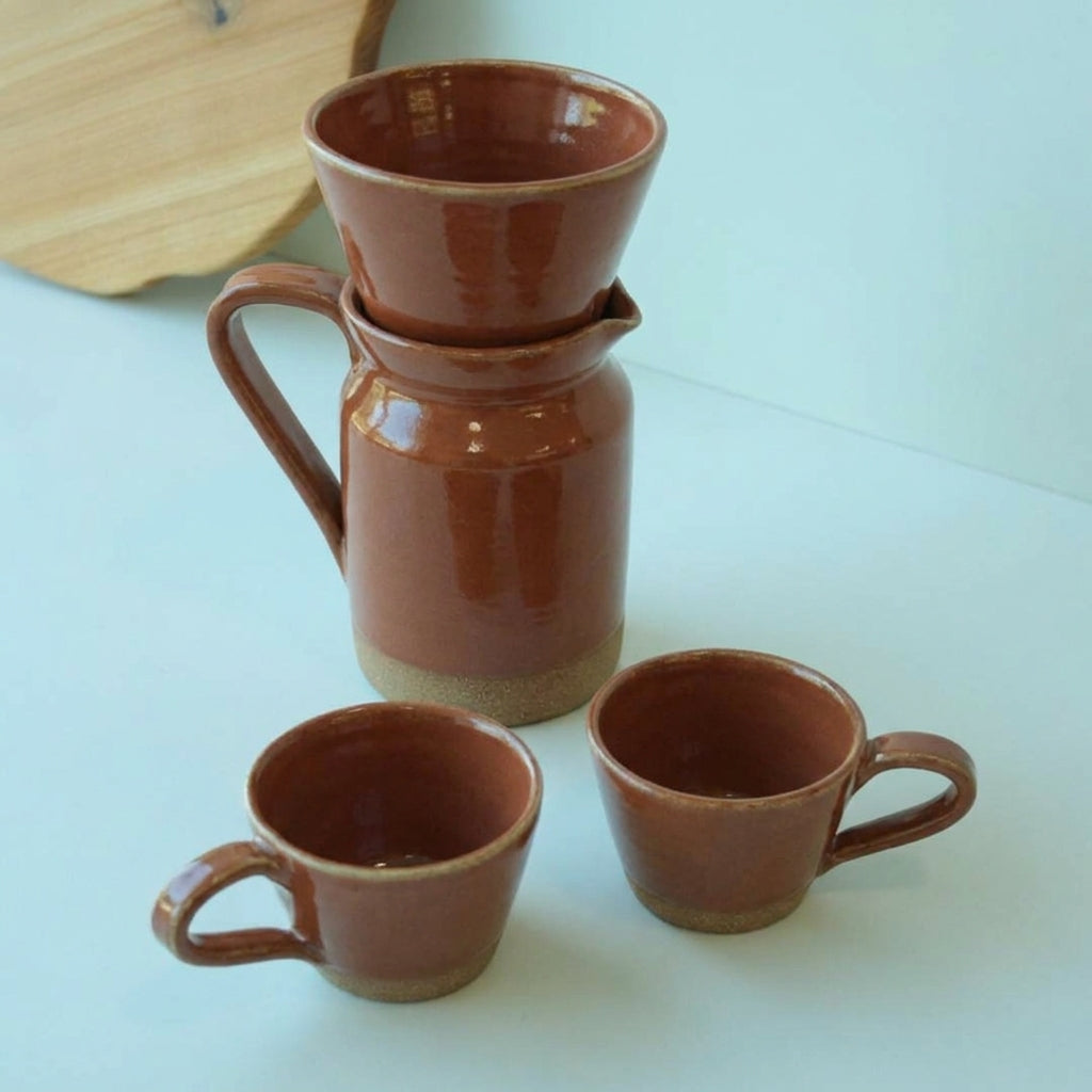 Conjunto Nosso Café - Jarra e Porta Filtro + 2 Xícaras em cerâmica artesanal — argila Cappuccino, esmalte Sol de Terracota