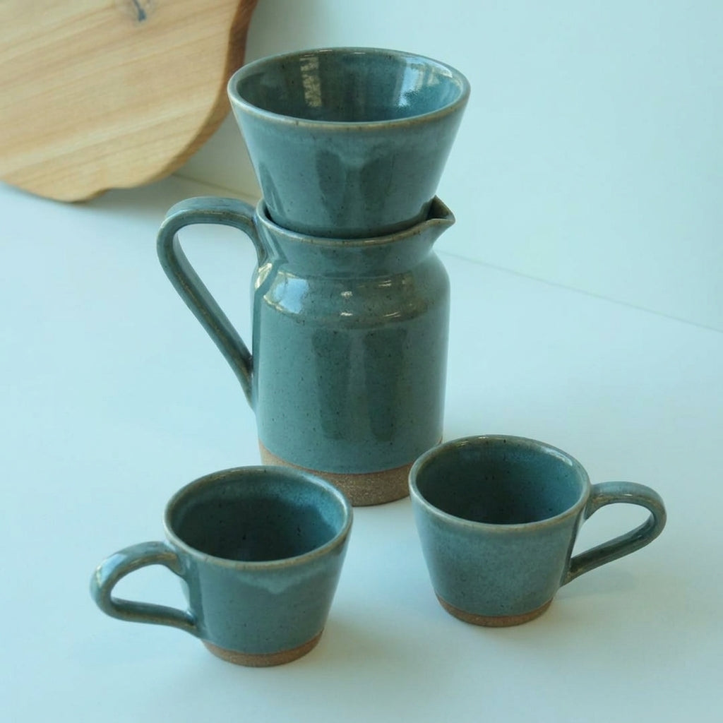 Conjunto Nosso Café - Jarra e Porta Filtro + 2 Xícaras em cerâmica artesanal — argila Cappuccino, esmalte Verde Exército