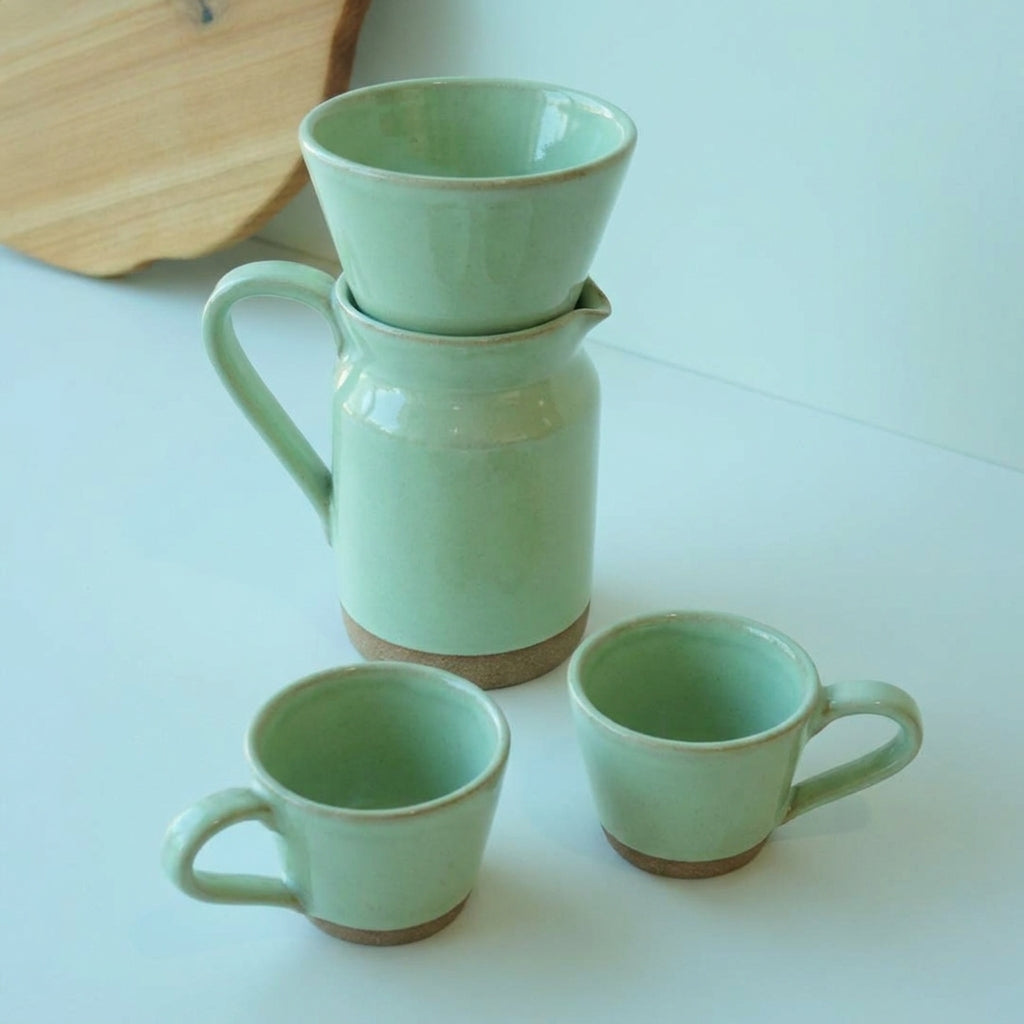 Conjunto Nosso Café - Jarra e Porta Filtro + 2 Xícaras em cerâmica artesanal — argila Cappuccino, esmalte Verde Menta