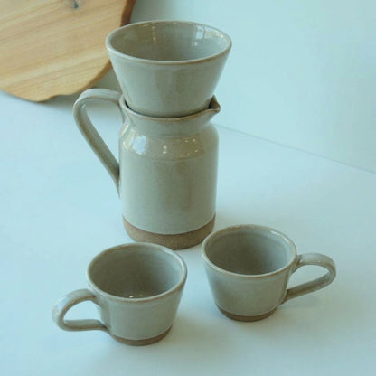 Conjunto Nosso Café - Jarra e Porta Filtro + 2 Xícaras em cerâmica artesanal — argila Cappuccino, esmalte Verde Pompeia
