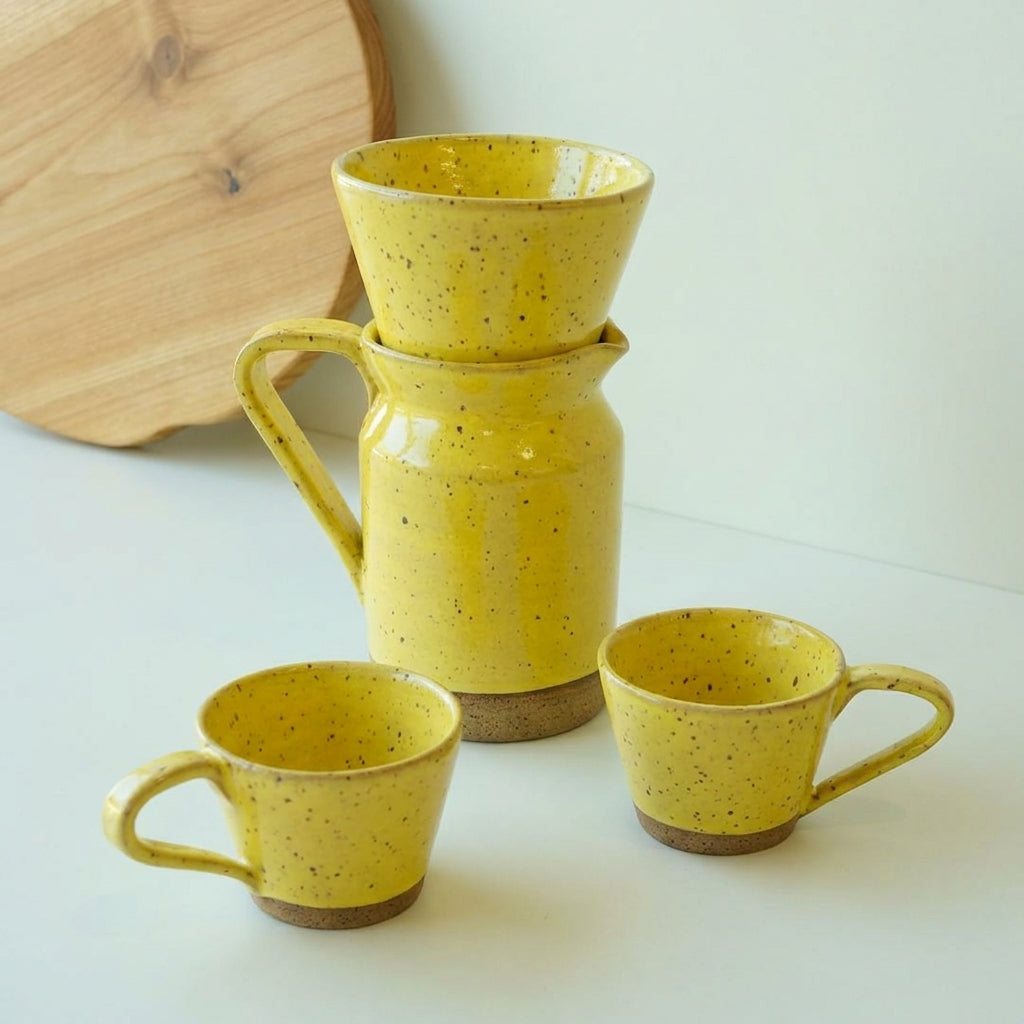 Conjunto Nosso Café - Jarra e Porta Filtro + 2 Xícaras em cerâmica artesanal — argila Flocos, esmalte Amarelo Intenso