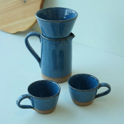 Conjunto Nosso Café - Jarra e Porta Filtro + 2 Xícaras em cerâmica artesanal — argila Flocos, esmalte Azul Safira
