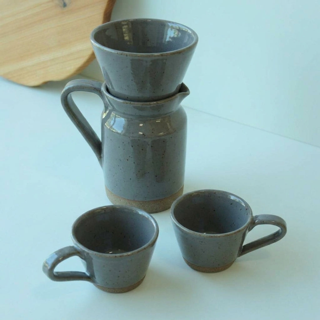 Conjunto Nosso Café - Jarra e Porta Filtro + 2 Xícaras em cerâmica artesanal — argila Flocos, esmalte Grafite