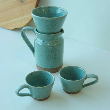 Conjunto Nosso Café - Jarra e Porta Filtro + 2 Xícaras em cerâmica artesanal — argila Flocos, esmalte Jujuba