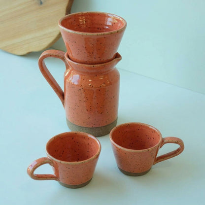 Conjunto Nosso Café - Jarra e Porta Filtro + 2 Xícaras em cerâmica artesanal — argila Flocos, esmalte Laranja Intenso
