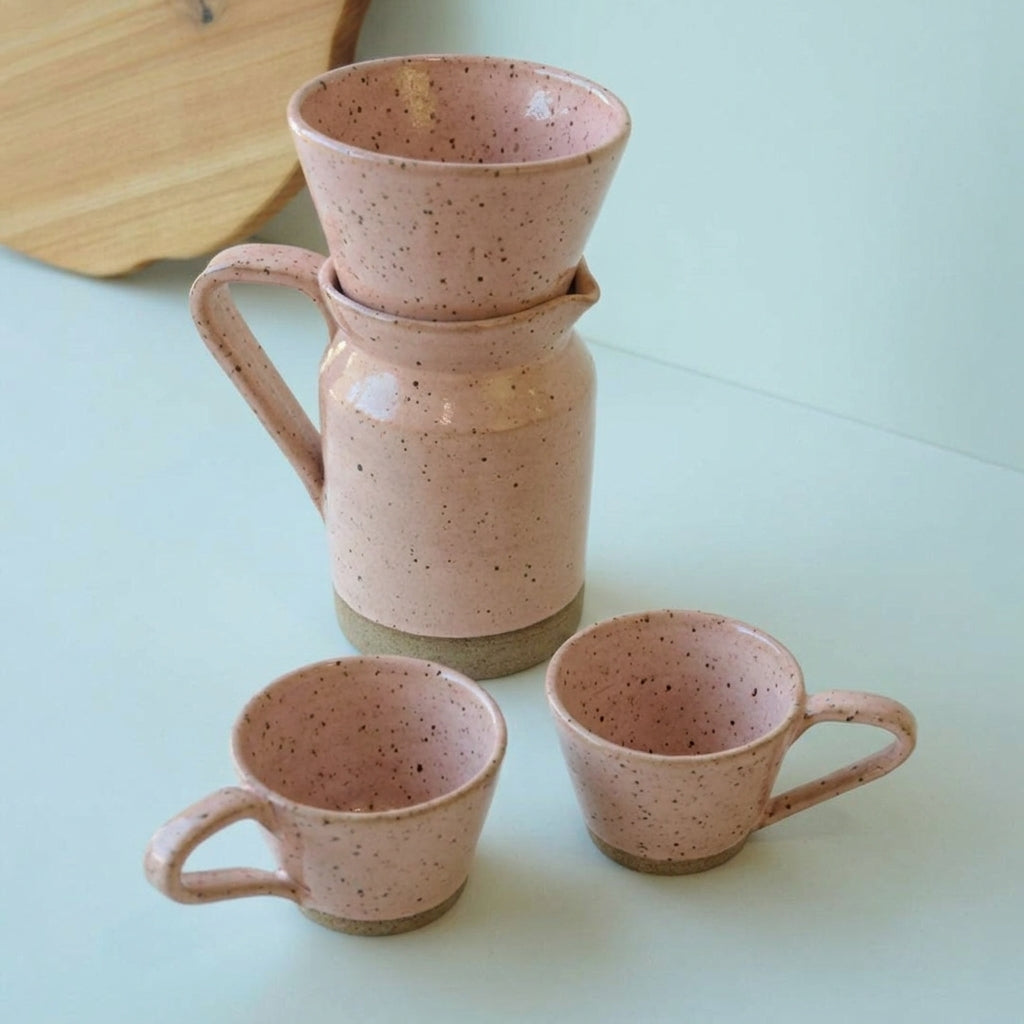 Conjunto Nosso Café - Jarra e Porta Filtro + 2 Xícaras em cerâmica artesanal — argila Flocos, esmalte Nude