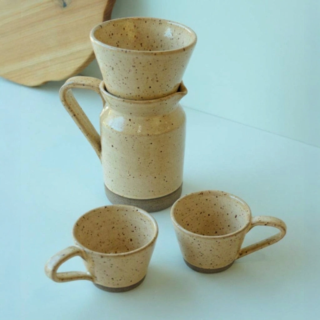 Conjunto Nosso Café - Jarra e Porta Filtro + 2 Xícaras em cerâmica artesanal — argila Flocos, esmalte Pedra Sabão