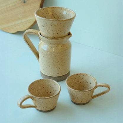 Conjunto Nosso Café - Jarra e Porta Filtro + 2 Xícaras em cerâmica artesanal — argila Flocos, esmalte Pedra Sabão