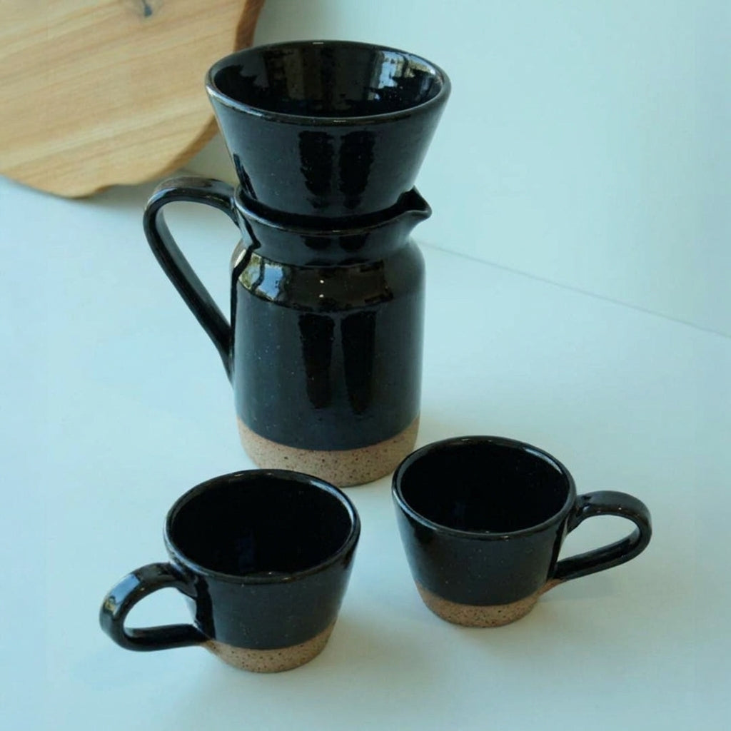 Conjunto Nosso Café - Jarra e Porta Filtro + 2 Xícaras em cerâmica artesanal — argila Flocos, esmalte Preto Ébano