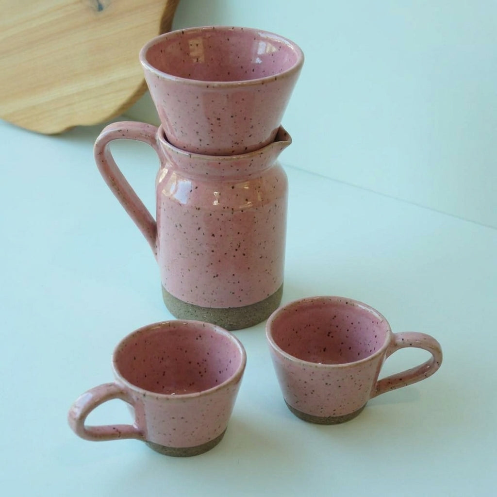 Conjunto Nosso Café - Jarra e Porta Filtro + 2 Xícaras em cerâmica artesanal — argila Flocos, esmalte Rosa Barbie