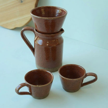Conjunto Nosso Café - Jarra e Porta Filtro + 2 Xícaras em cerâmica artesanal — argila Flocos, esmalte Sol de Terracota