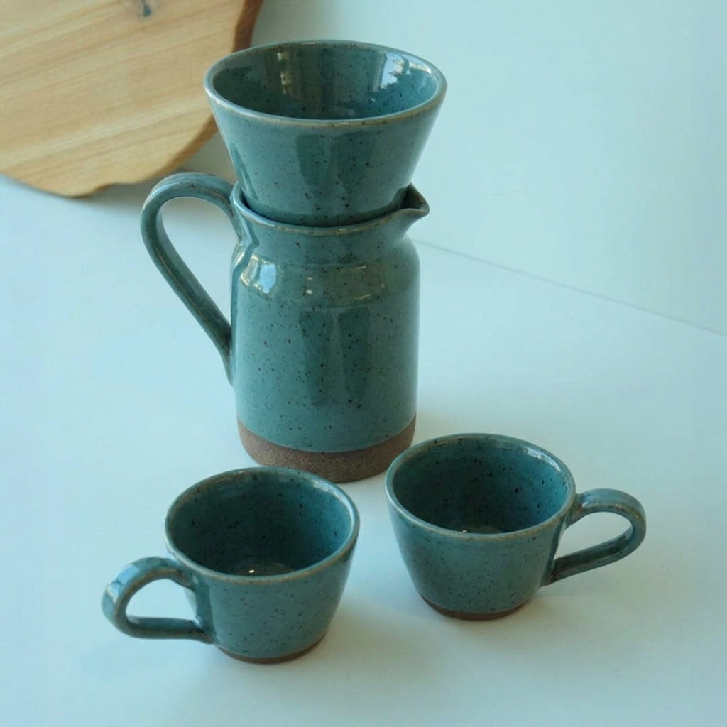 Conjunto Nosso Café - Jarra e Porta Filtro + 2 Xícaras em cerâmica artesanal — argila Flocos, esmalte Verde Exército