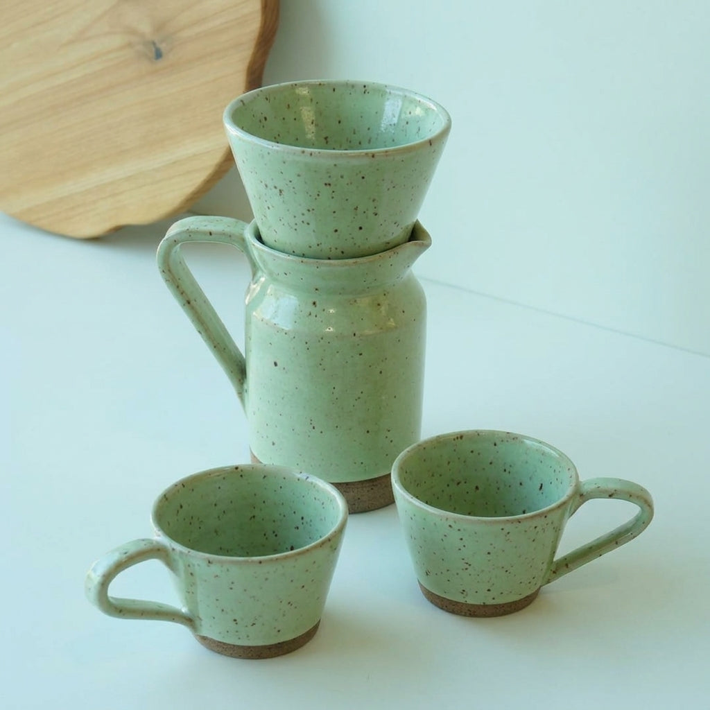 Conjunto Nosso Café - Jarra e Porta Filtro + 2 Xícaras em cerâmica artesanal — argila Flocos, esmalte Verde Menta