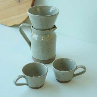 Conjunto Nosso Café - Jarra e Porta Filtro + 2 Xícaras em cerâmica artesanal — argila Flocos, esmalte Verde Pompeia