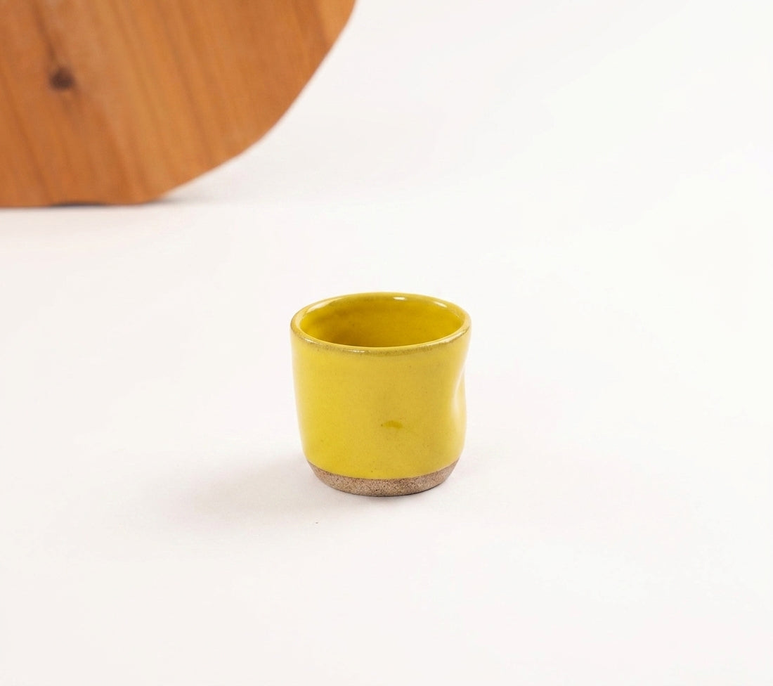 Copinho Amassadinho em cerâmica artesanal — argila Cappuccino, esmalte Amarelo Intenso