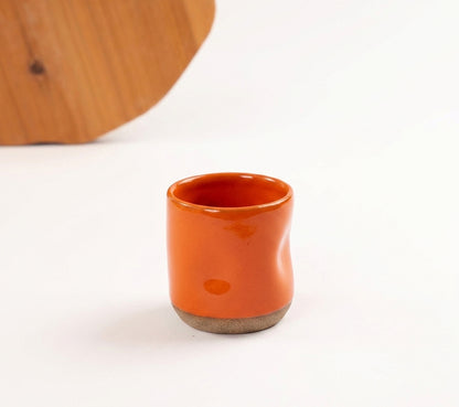 Copinho Amassadinho em cerâmica artesanal — argila Cappuccino, esmalte Laranja Intenso
