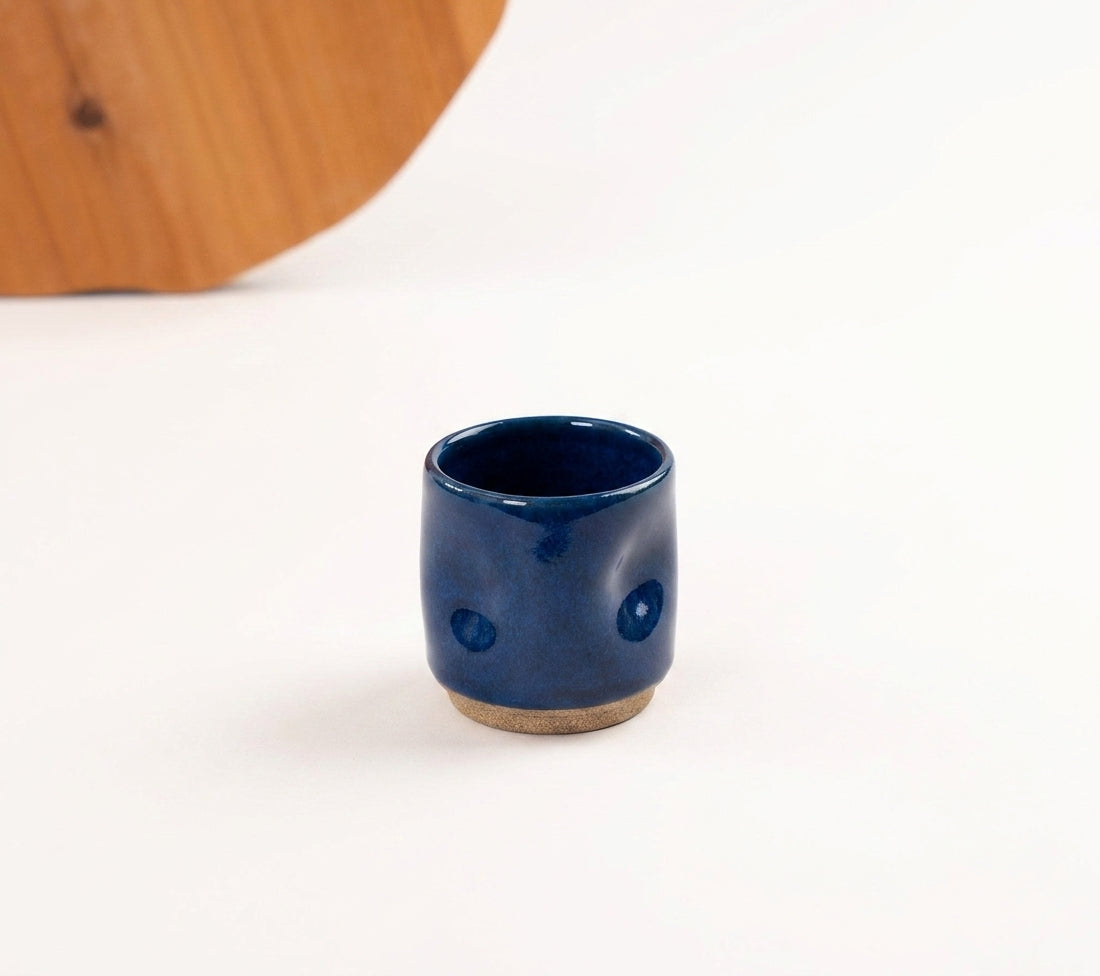 Copinho Amassadinho em cerâmica artesanal — argila Cappuccino, esmalte Lazuli