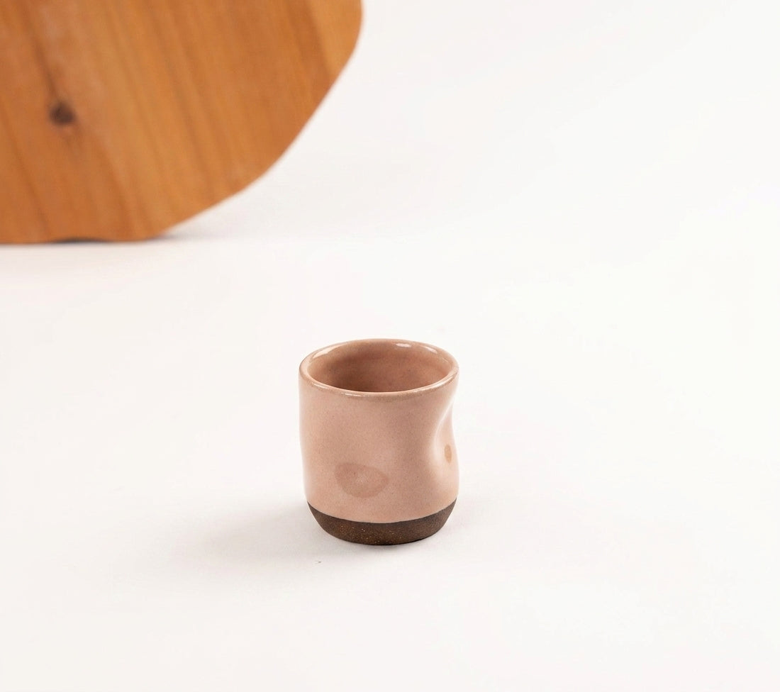 Copinho Amassadinho em cerâmica artesanal — argila Cappuccino, esmalte Nude