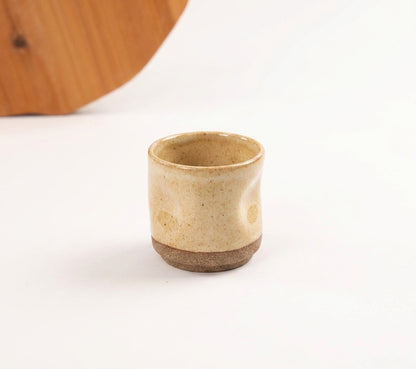 Copinho Amassadinho em cerâmica artesanal — argila Cappuccino, esmalte Pedra Sabão