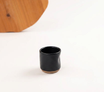 Copinho Amassadinho em cerâmica artesanal — argila Cappuccino, esmalte Preto Acetinado