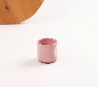 Copinho Amassadinho em cerâmica artesanal — argila Cappuccino, esmalte Rosa Barbie