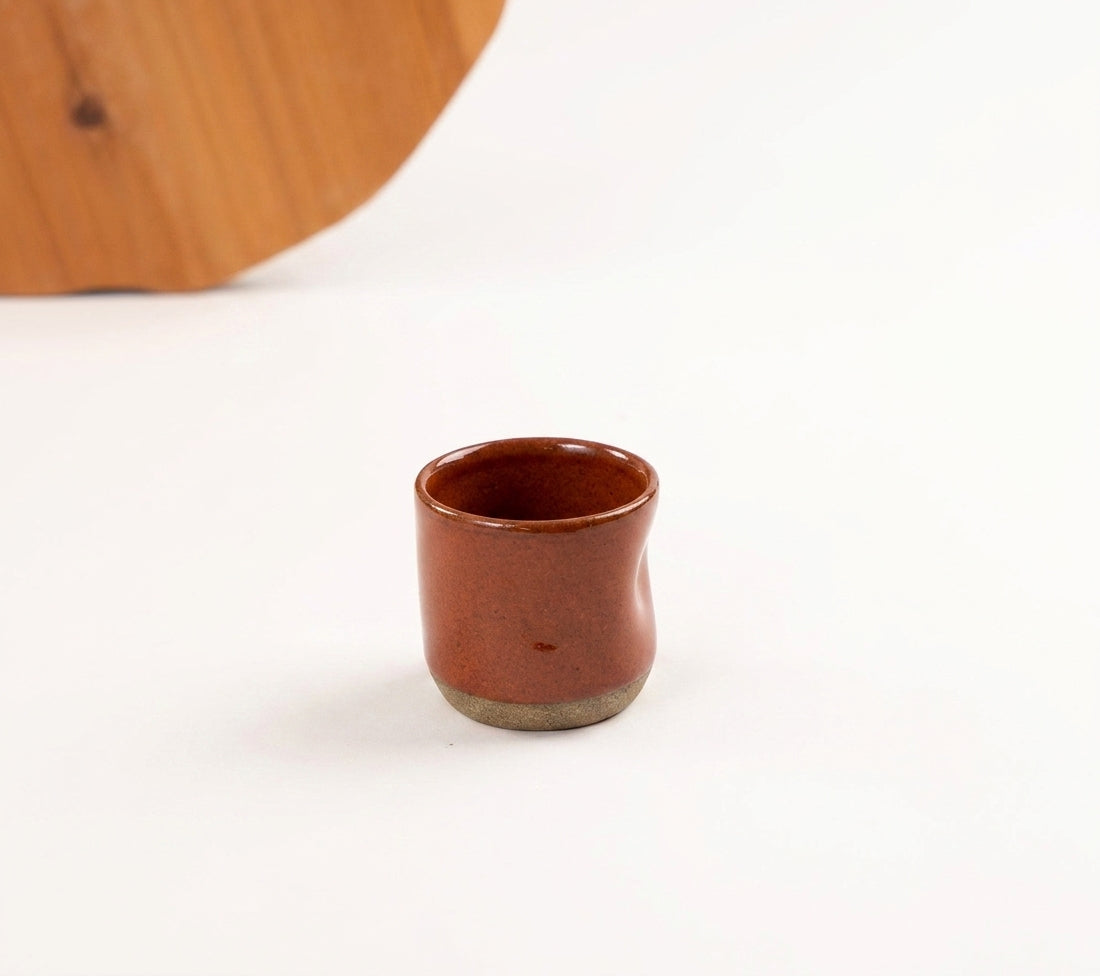 Copinho Amassadinho em cerâmica artesanal — argila Cappuccino, esmalte Sol de Terracota