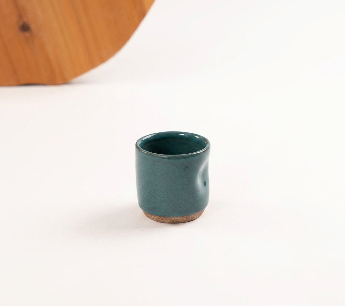 Copinho Amassadinho em cerâmica artesanal — argila Cappuccino, esmalte Verde Exército