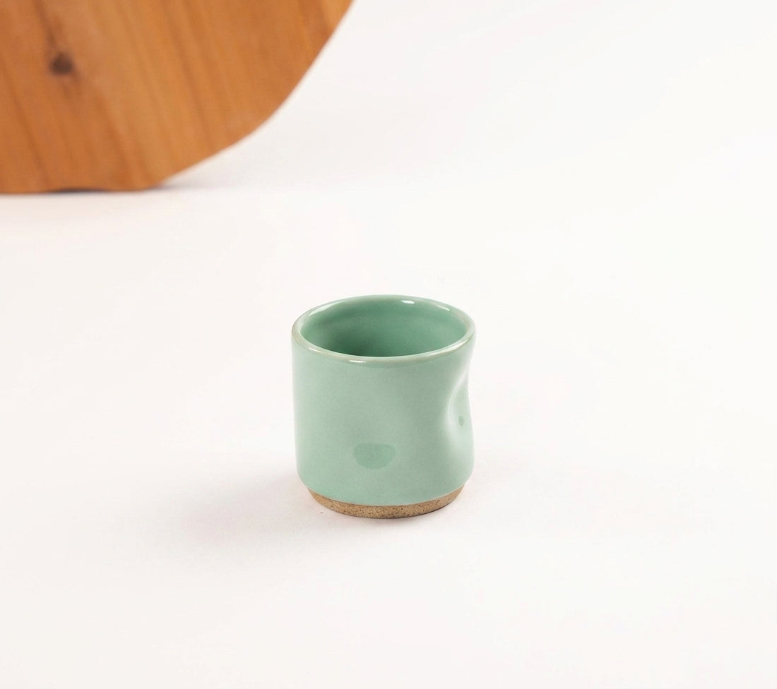 Copinho Amassadinho em cerâmica artesanal — argila Cappuccino, esmalte Verde Menta
