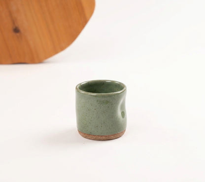 Copinho Amassadinho em cerâmica artesanal — argila Cappuccino, esmalte Verde Pompeia