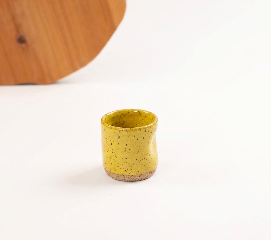 Copinho Amassadinho em cerâmica artesanal — argila Flocos, esmalte Amarelo Intenso