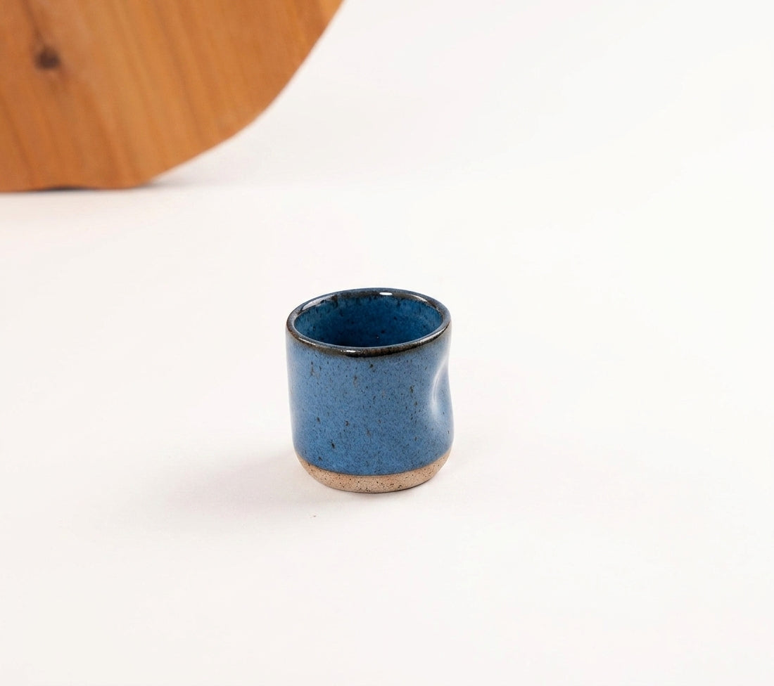 Copinho Amassadinho em cerâmica artesanal — argila Flocos, esmalte Azul Safira