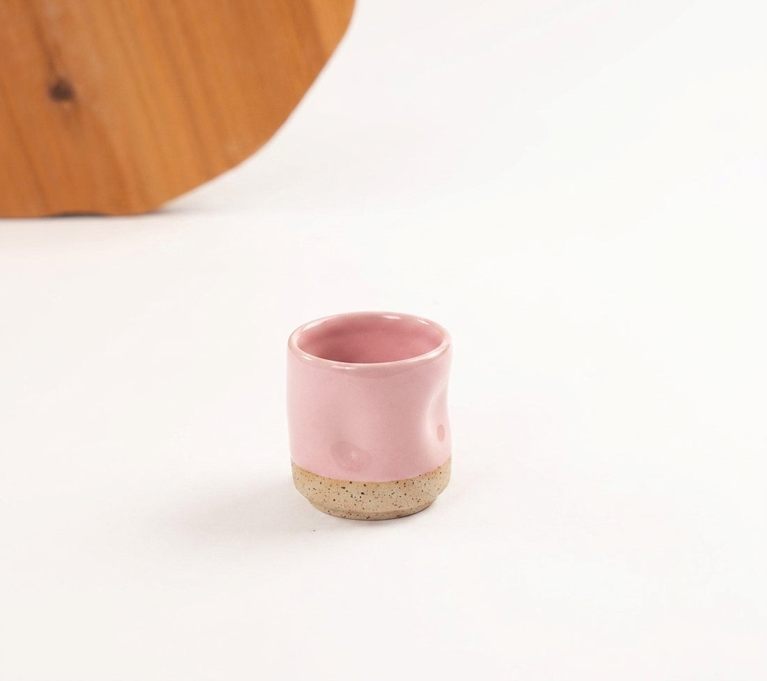 Copinho Amassadinho em cerâmica artesanal — argila Flocos, esmalte Rosa Barbie