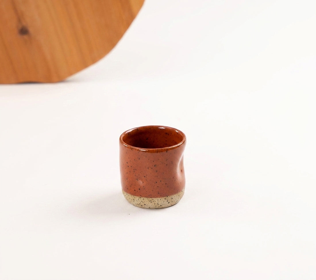 Copinho Amassadinho em cerâmica artesanal — argila Flocos, esmalte Sol de Terracota
