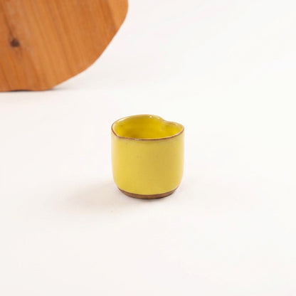 Copinho Coração em cerâmica artesanal — argila Cappuccino, esmalte Amarelo Intenso