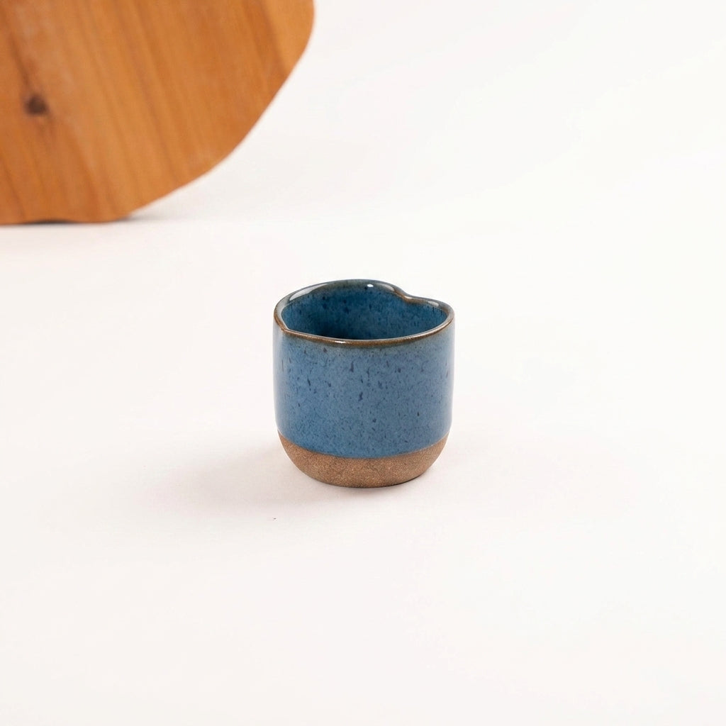 Copinho Coração em cerâmica artesanal — argila Cappuccino, esmalte Azul Safira