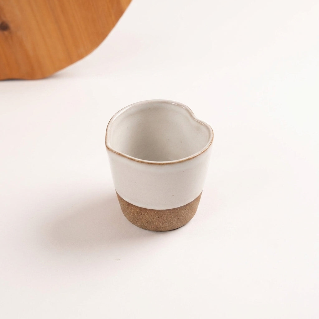 Copinho Coração em cerâmica artesanal — argila Cappuccino, esmalte Branco AMME