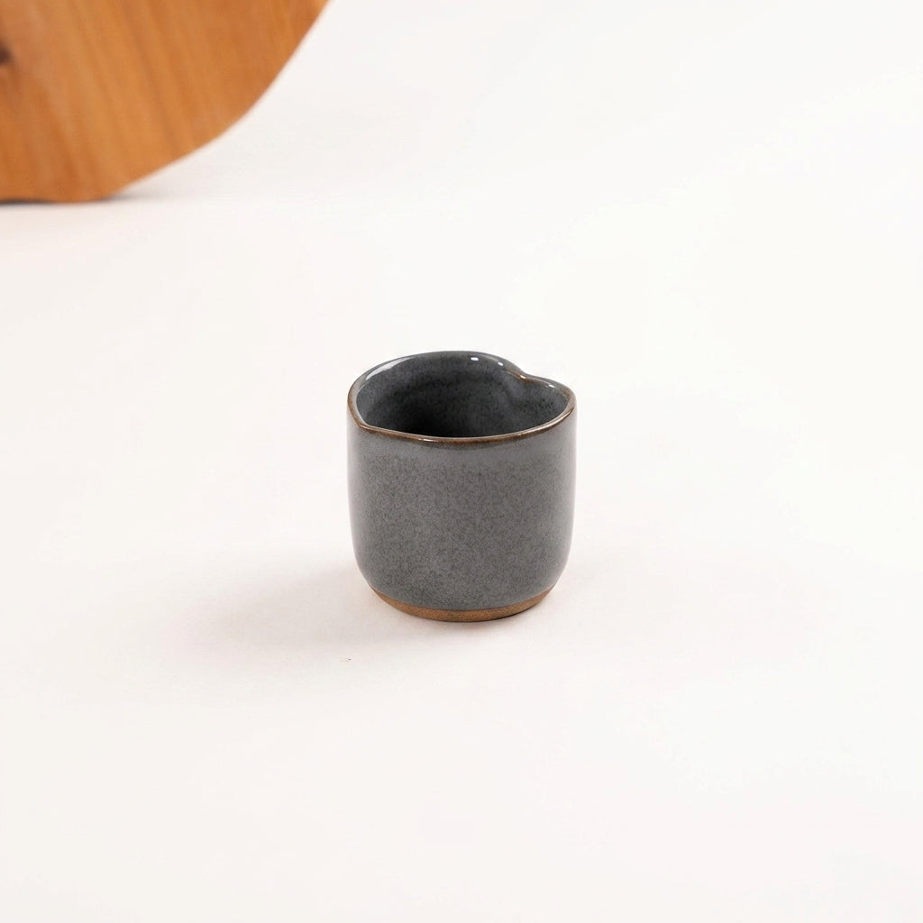 Copinho Coração em cerâmica artesanal — argila Cappuccino, esmalte Grafite