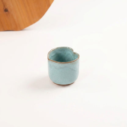 Copinho Coração em cerâmica artesanal — argila Cappuccino, esmalte Jujuba
