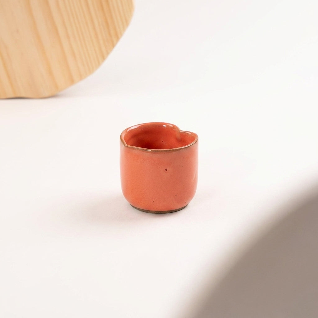 Copinho Coração em cerâmica artesanal — argila Cappuccino, esmalte Laranja Intenso
