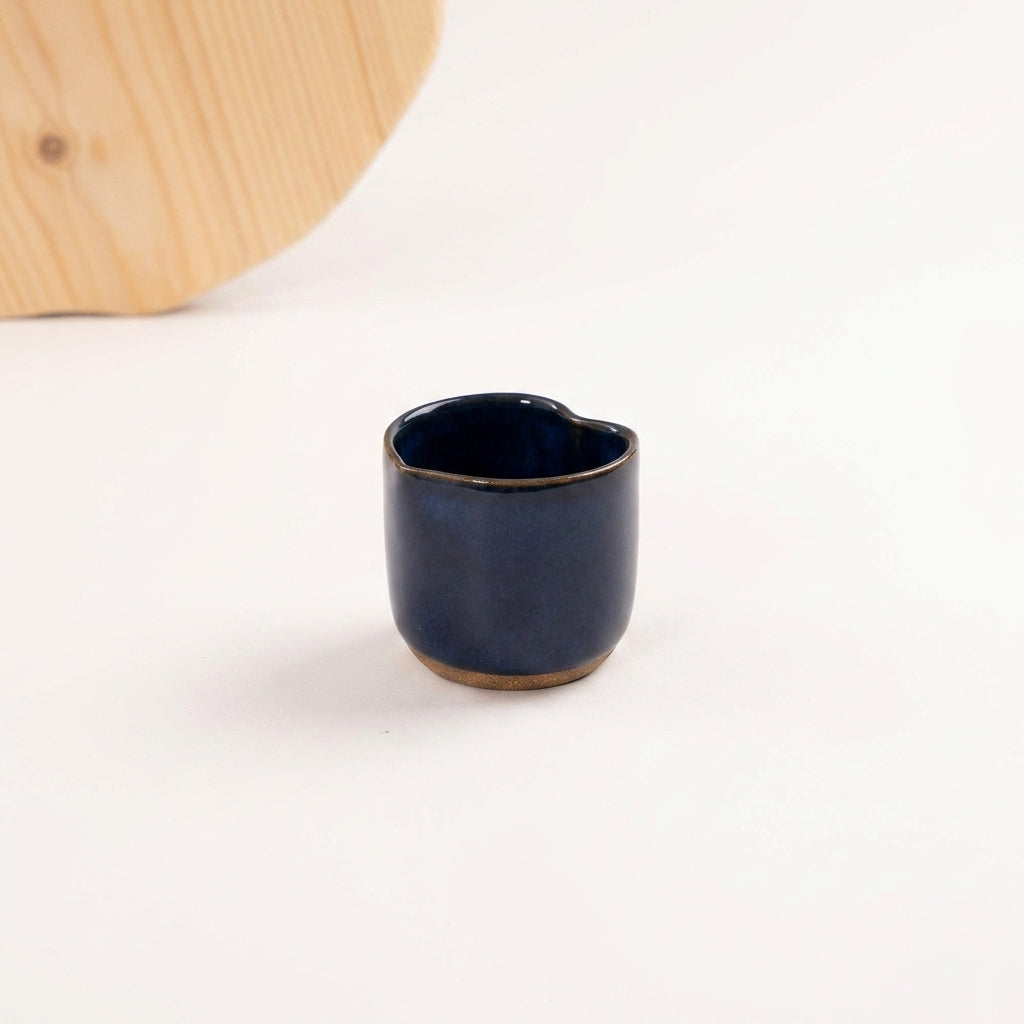 Copinho Coração em cerâmica artesanal — argila Cappuccino, esmalte Lazuli