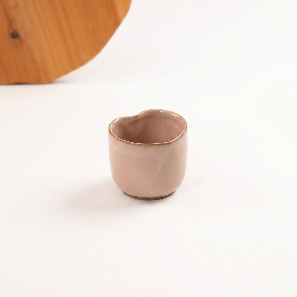 Copinho Coração em cerâmica artesanal — argila Cappuccino, esmalte Nude