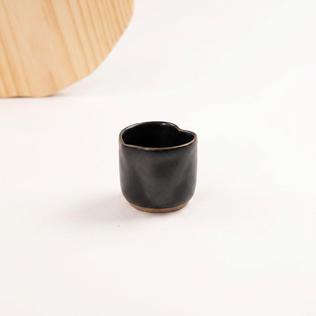 Copinho Coração em cerâmica artesanal — argila Cappuccino, esmalte Preto Acetinado