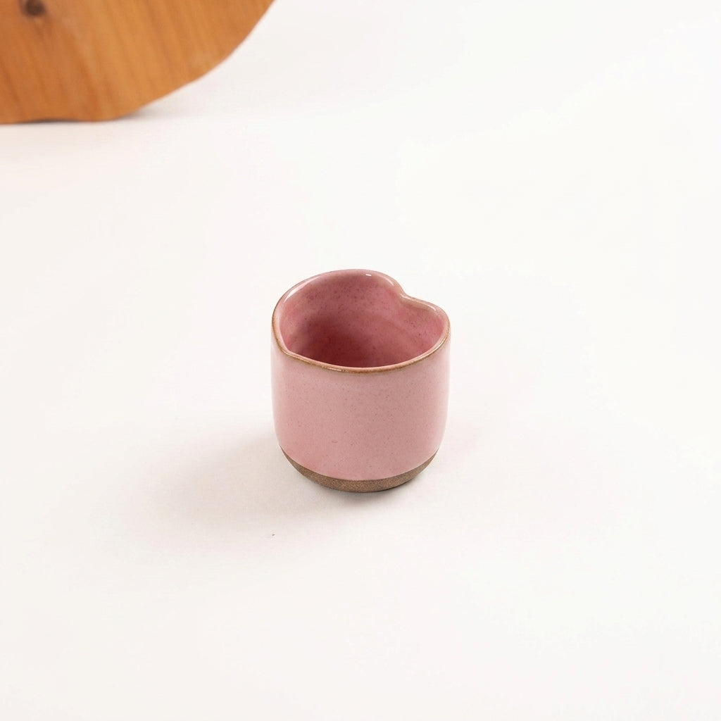 Copinho Coração em cerâmica artesanal — argila Cappuccino, esmalte Rosa Barbie