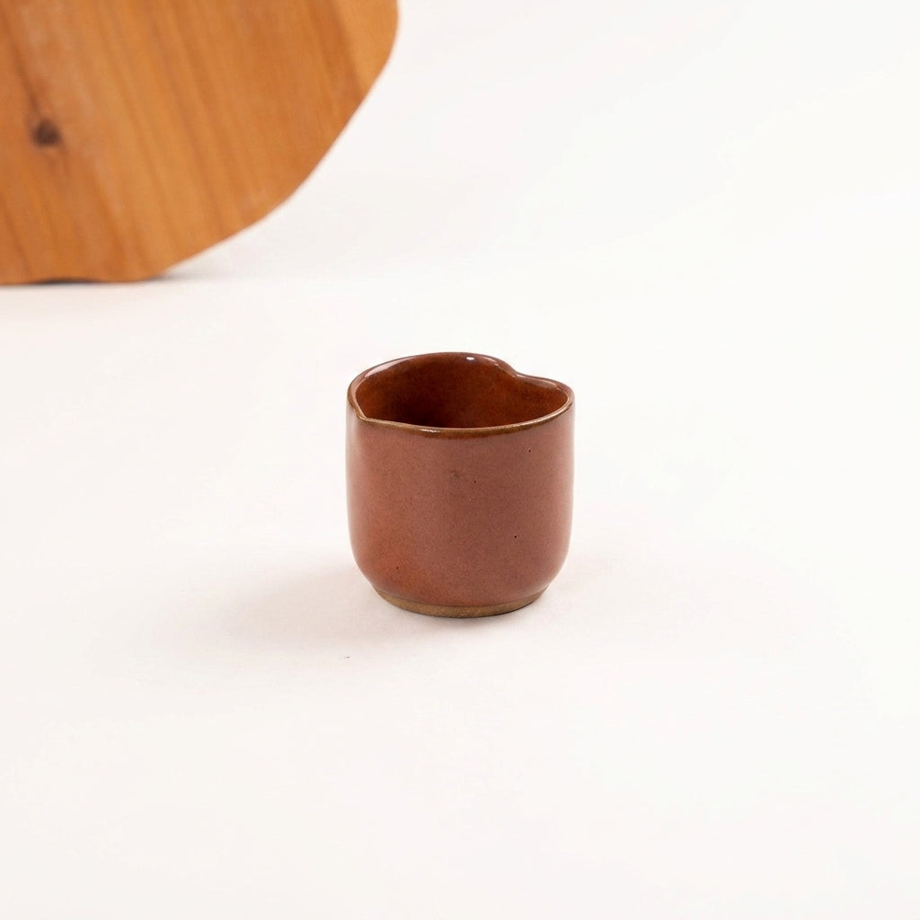 Copinho Coração em cerâmica artesanal — argila Cappuccino, esmalte Sol de Terracota