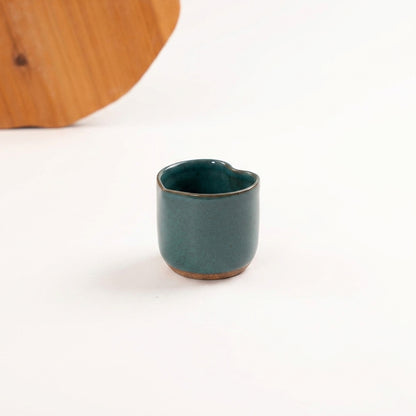 Copinho Coração em cerâmica artesanal — argila Cappuccino, esmalte Verde Exército