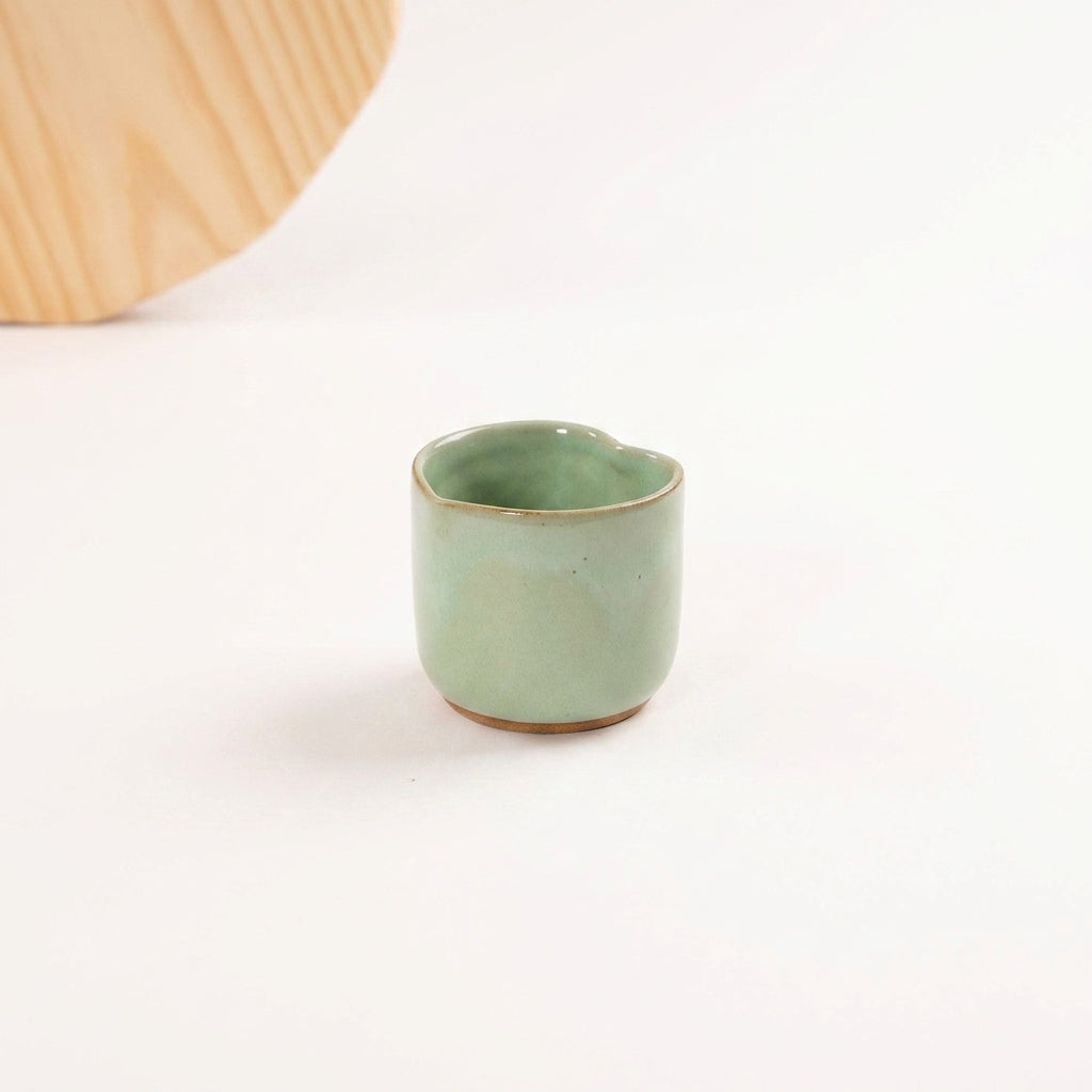 Copinho Coração em cerâmica artesanal — argila Cappuccino, esmalte Verde Menta