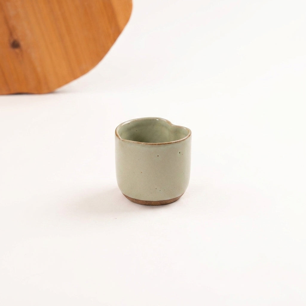Copinho Coração em cerâmica artesanal — argila Cappuccino, esmalte Verde Pompeia