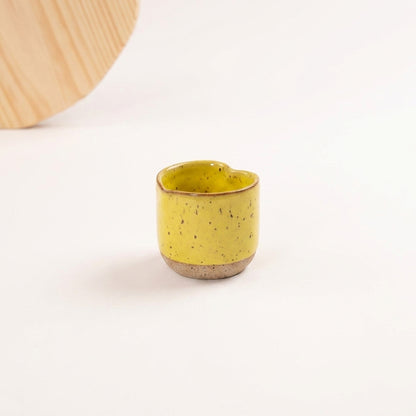 Copinho Coração em cerâmica artesanal — argila Flocos, esmalte Amarelo Intenso